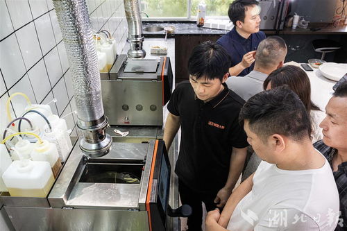 科技賦能餐飲 武漢炒菜機(jī)器人服務(wù)全球1600余家餐廳，引領(lǐng)智能化保潔新趨勢(shì)